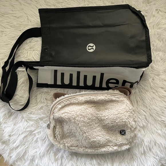 Lululemon Everywhere Fleece Belt Bag.  Ivory/Cream.  NWT - Picture 8 of 8